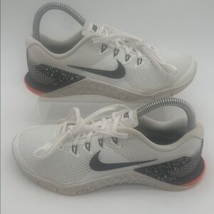 Nike Metcon 4 Womens Size 6.5 White Gunsmoke Gray Orange Running Shoes Workout